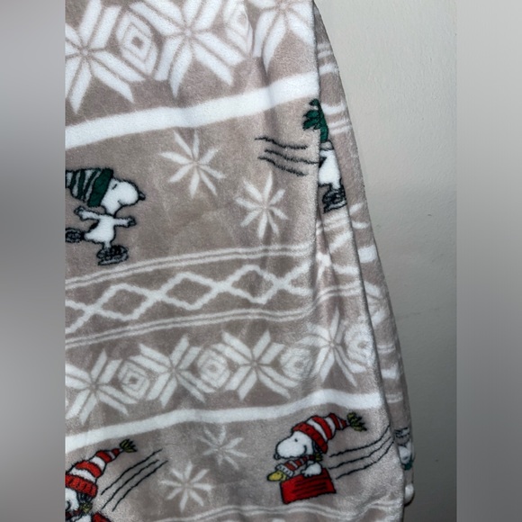 Peanuts Snoopy Christmas White Blanket Throw Berkshire🎄🤍Diamond NWT Woodstock - Picture 2 of 4